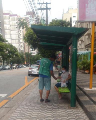 agente aborda pessoas em ponto de ônibus #paratodosverem 