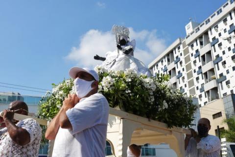 pessoas carregam a imagem de iemanjá na procissão #paratodosverem