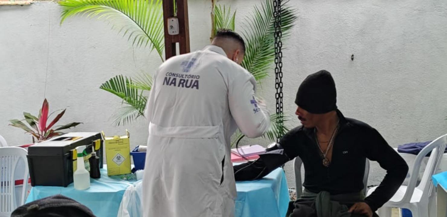 Consultório na Rua leva atendimento de saúde à população em situação de rua em paróquia de Santos