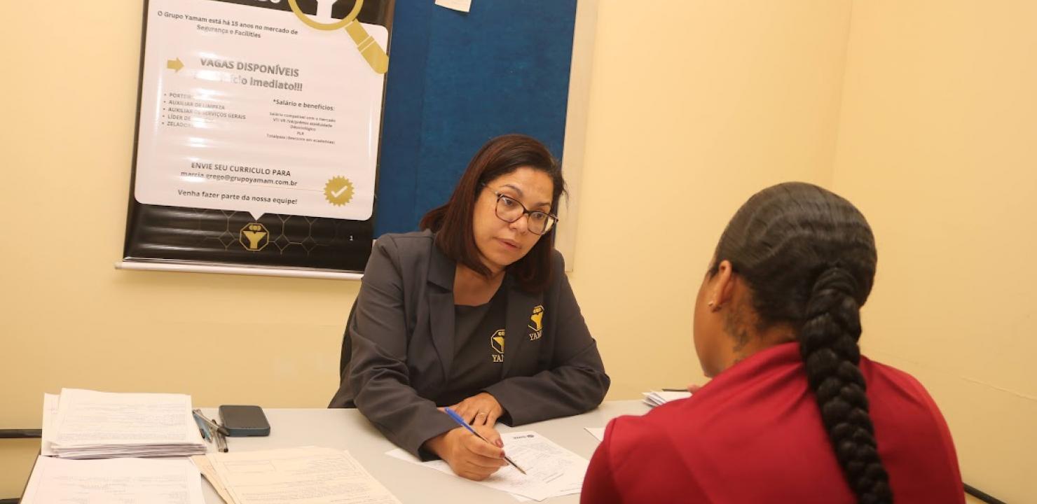 Pessoa participando de entrevista de emprego