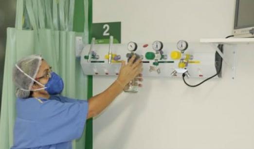 enfermeira ajeita marcador de oxigênio #paratodosverem 