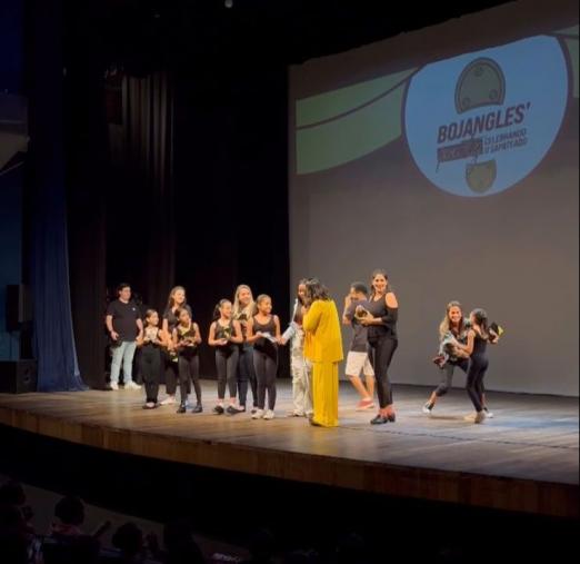 pessoas no palco #paratodosverem