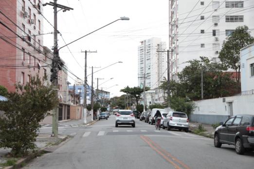 carro passando pela rua #paratodosverem