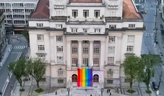 visão aérea do Paço com bandeira LGBT #paratodosverem 