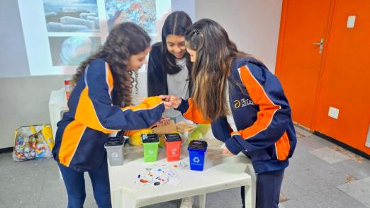 estudantes mexendo em vasos artesanais #paratodosverem