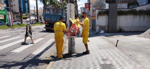 Funcionários da limpeza ajudaram a retirar os cartazes #paratodosverem