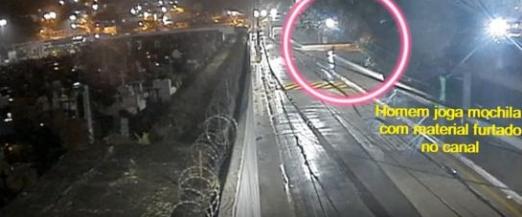 vídeo mostra homem filmado pelas câmeras após crime #paratodosverem  