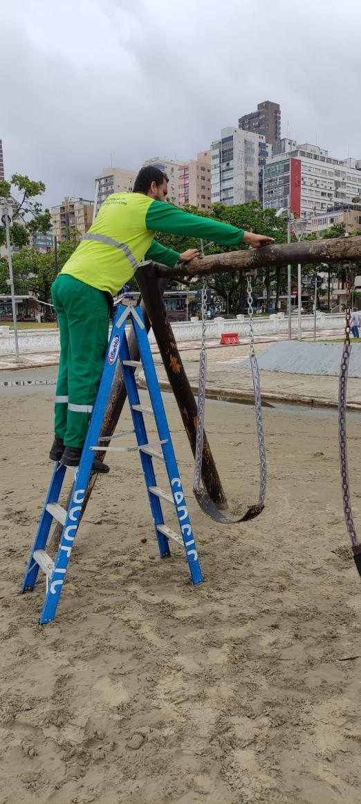 operário conserta balancê #paratodosverem