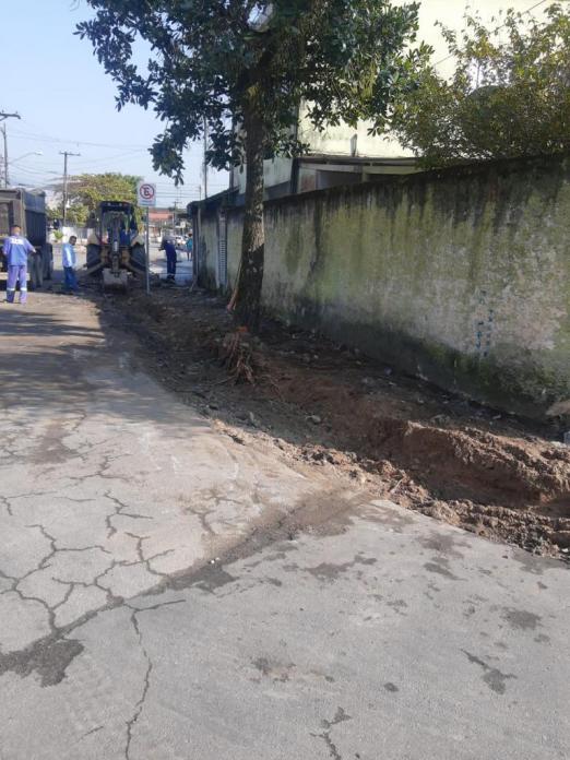 rua com calçada à direita da foto quebrada. #paratodosverem 