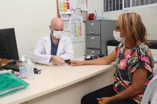 médico mede oxigenação de mulher #paratodosverem 