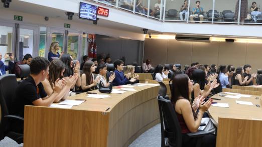 jovens vereadores sentados na cerimônia #paratodosverem