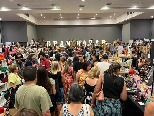 pessoas vendo barracas na feira #paratodosverem 