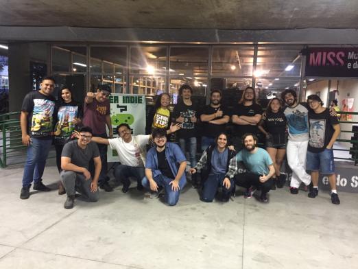 grupo reunido posa para foto #paratodosverem 