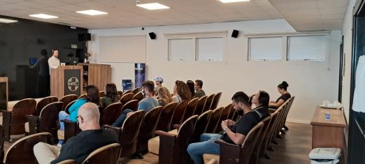 pessoas no auditório acompanhando a palestra #paratodosverem 