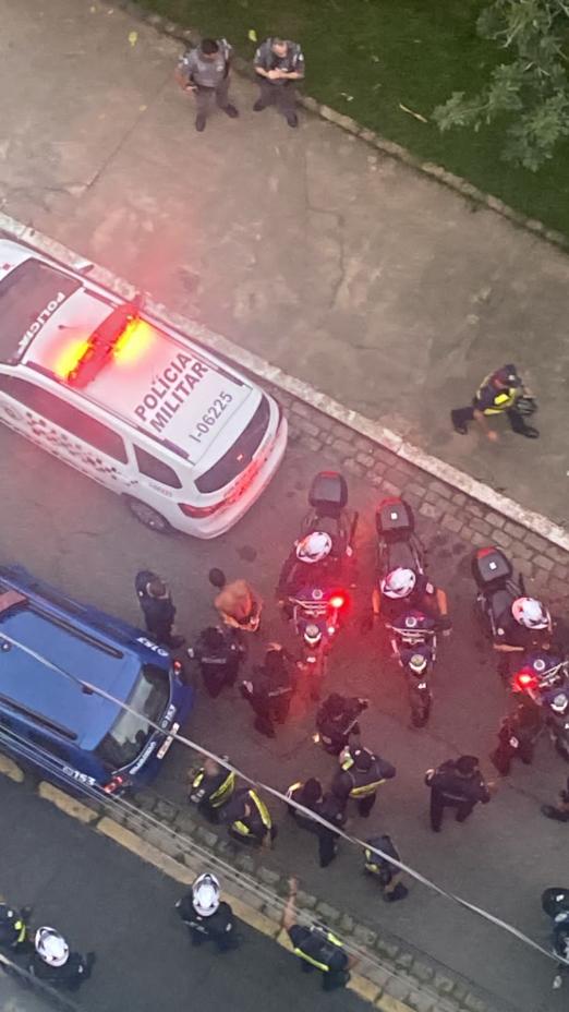 viaturas da Polícia Militar e da guarda municipal além de hmens das duas corporações em trecho de rua. #paratodosverem