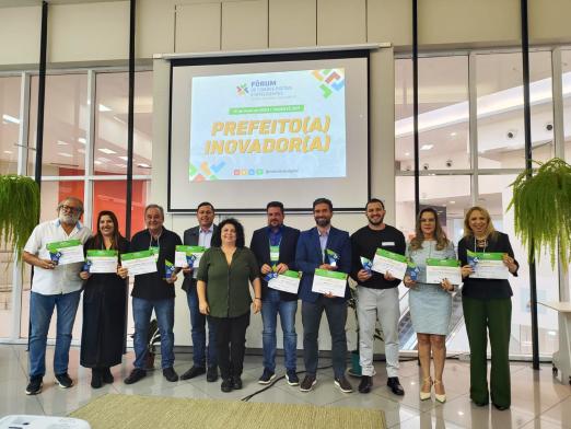 vencedores mostram diplomas #paratodosverem