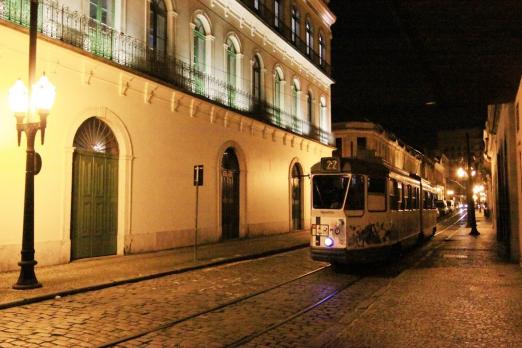 bonde na frente do museu pelé à noite #paratodosverem