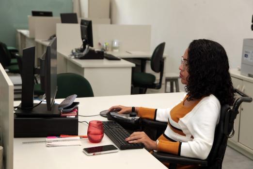 mulher no computador #paratodosverem 