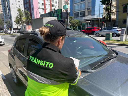 Agente coloca panfleto em carro #paratodosverem 