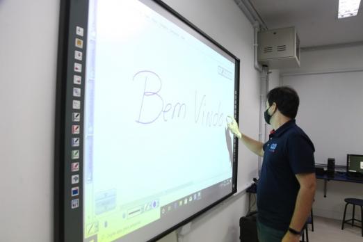 professor escreve em lousa digital #paratodosverem 