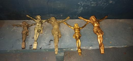 cinco escultura de bronze com Jesus crucificado. #paratodosverem