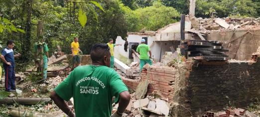 operários desmontam casa #paratodosverem 