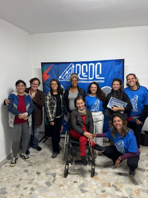 mulheres reunidas durante visita #paratodosverem