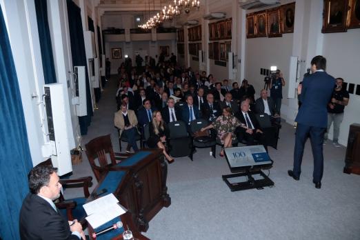 homem fala em auditório lotado #paratodosverem 