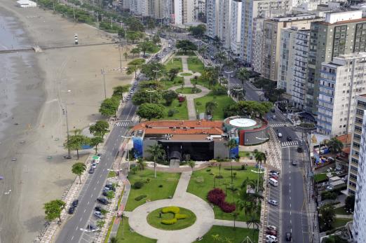 foto aérea do jardim da orla e praia #pracegover 