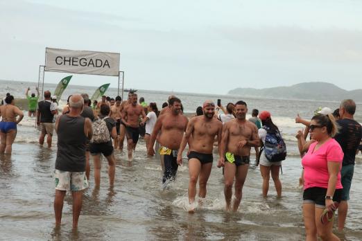 nadadores saindo da ágia após competição #paratodosverem 