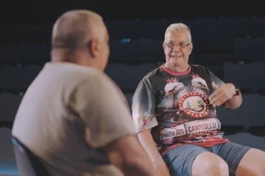 sambista é entrevistado #paratodosverem 