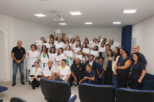professores mostram certificados #paratodosverem