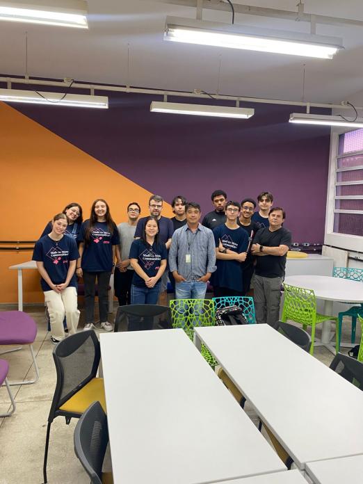 representante da prefeitura com alunos #paratodosverem