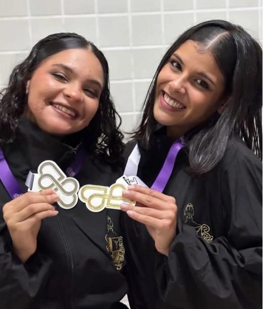 bailarinas mostram medalhas