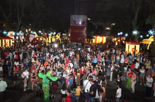 pessoas reunidas em evento no Centro #paratodosverem