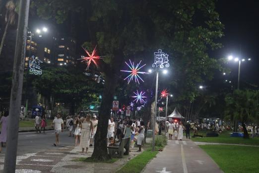 pessoas andando na avenida do réveillon #paratodosverem