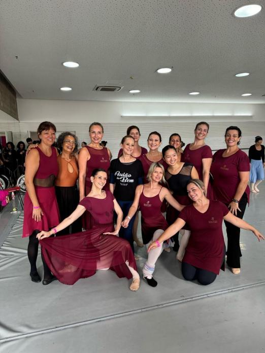 ana botafogo com bailarinas #paratodosverem