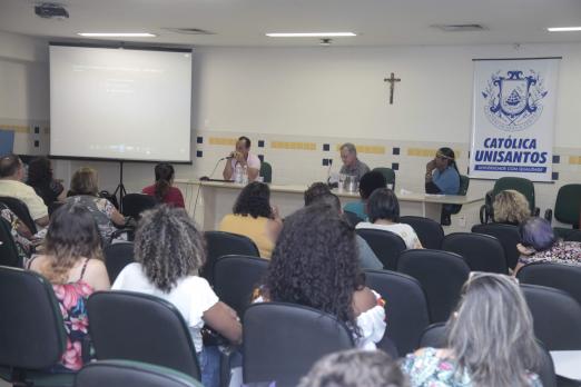 professores assistem ao seminário sentados #pracegover 