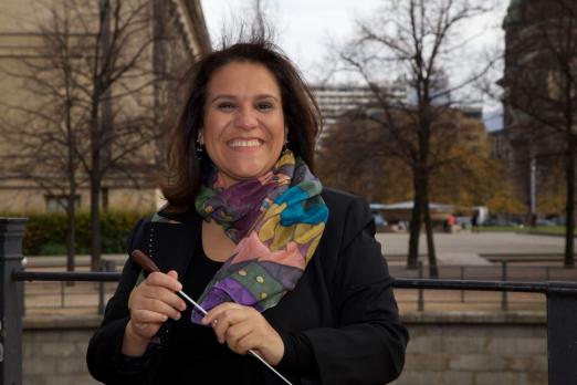 A regente e educadora Andréa Botelho sorri para a foto. #Paratodosverem