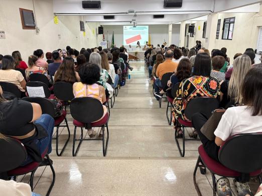 Pessoas no auditório acompanhando o evento #paratodosverem 