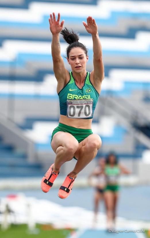 Atleta salta em prova de atletismo #paratodosverem