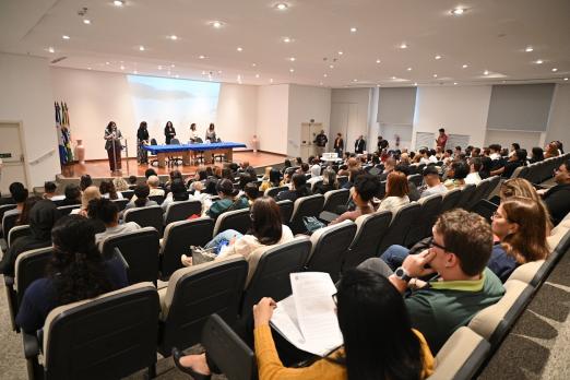 pessoas acompanhando o evento #paratodosverem 