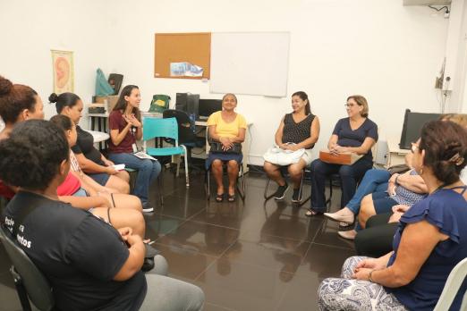 mulheres sentadas em círculo #paratodosverem 