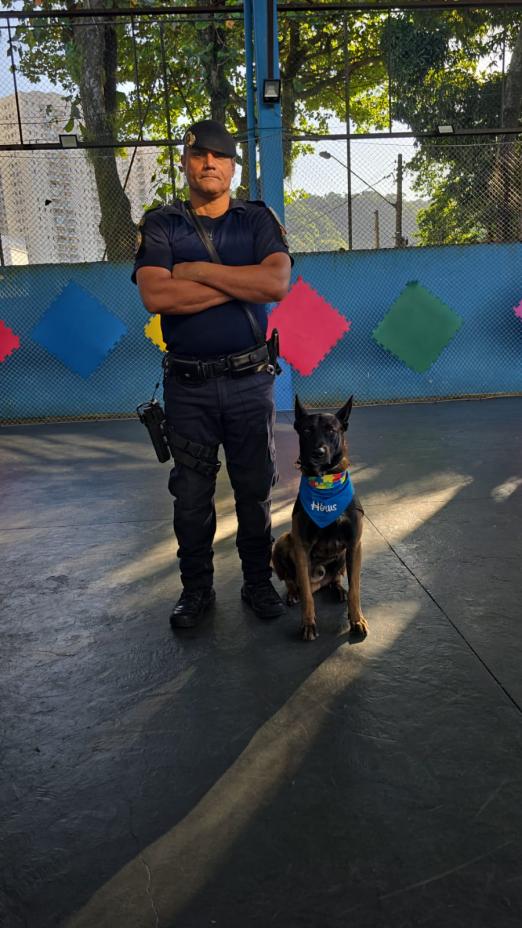 guarda com cão ao lado #paratodosverem 