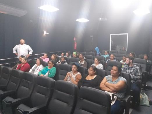 alunos durante a aula em sala de cinema #pracegover 