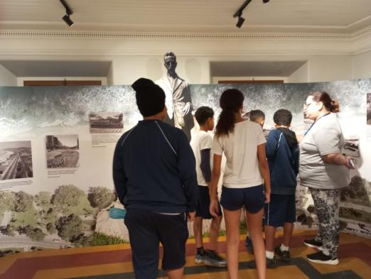 alunos vendo a exposição #paratodosverem 