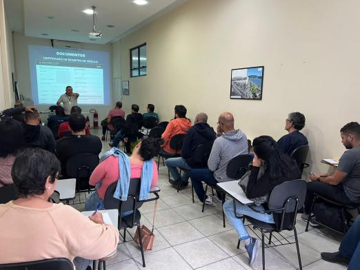 alunos em sala de aula no curso #paratodosverem 