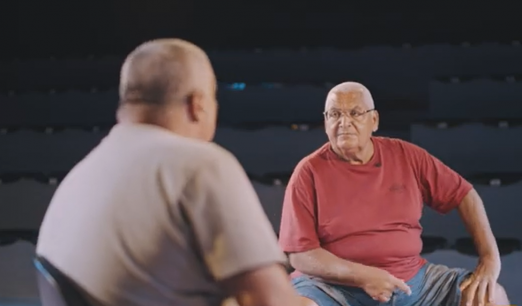 entrevistado e entrevistador sentados frente a frente #paratodosverem 