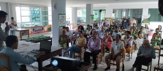 pessoas acompanhando a palestra #paratodosverem 