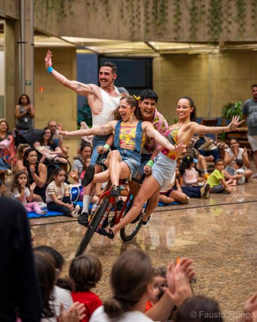 Imagem da apresentação do Festival Baixadinha. #Paratodosverem